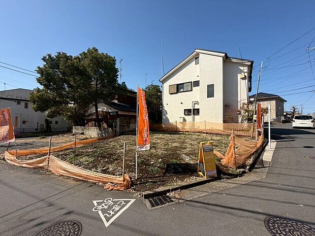 周辺は、低層住宅が建ち並ぶ閑静な住宅街です。緑豊かな住環境で落ち着いた暮らしが叶います。