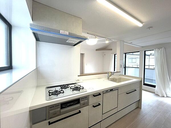 新しいお住まいのキッチンで、休日は家族でお料理を楽しむ時間が増えそうです。
