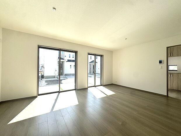 豊かな陽光に恵まれる空間。お気に入りの家具やインテリアが映えるモダンな内装です。