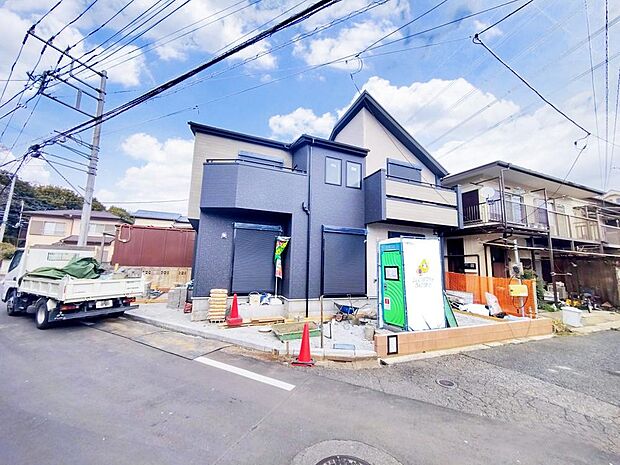 カースペースは2台分が確保されています(車種による)。セカンドカーの所有も検討可能です。