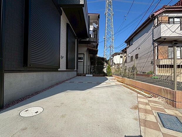 カースペースは2台分が確保されています(車種による)。セカンドカーの所有も検討可能です。