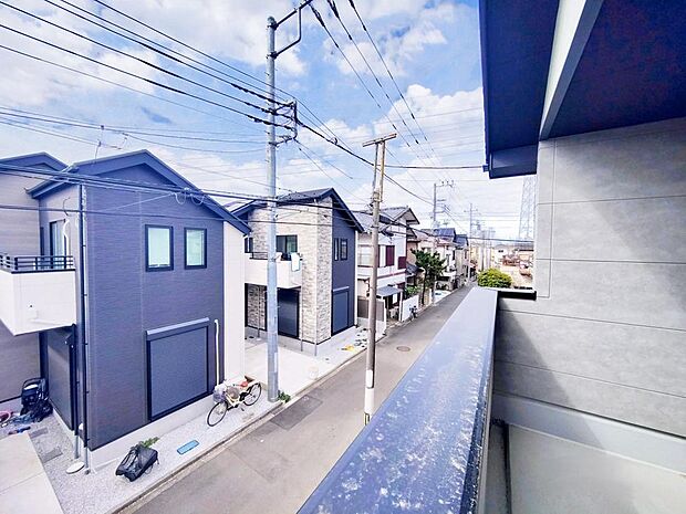 現地から、昼と夜で違った雰囲気の景色を楽しむことができます。