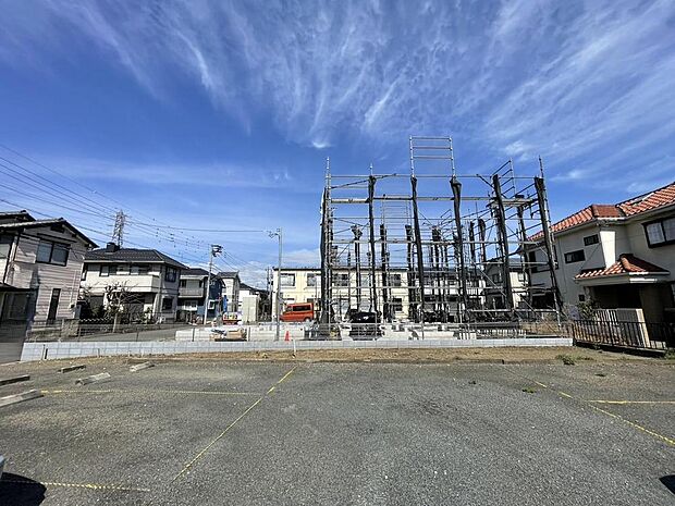 前面道路はアスファルト舗装されています。自転車の走行や、ベビーカーを押して外出する際も快適です。