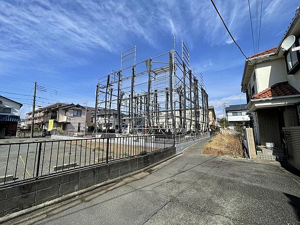 前面道路はアスファルト舗装されています。自転車の走行や、ベビーカーを押して外出する際も快適です。