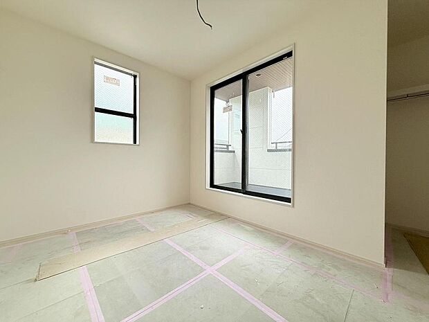 自然光が差し込む洋室。収納が備わっており、子供部屋や在宅ワークスペース等にもおすすめです。