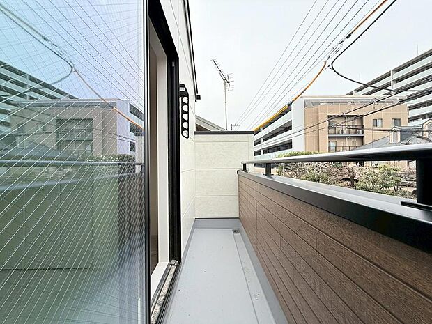 洗濯物を干す以外にも、生活スタイルに合わせて様々な用途で活用できるバルコニーです。