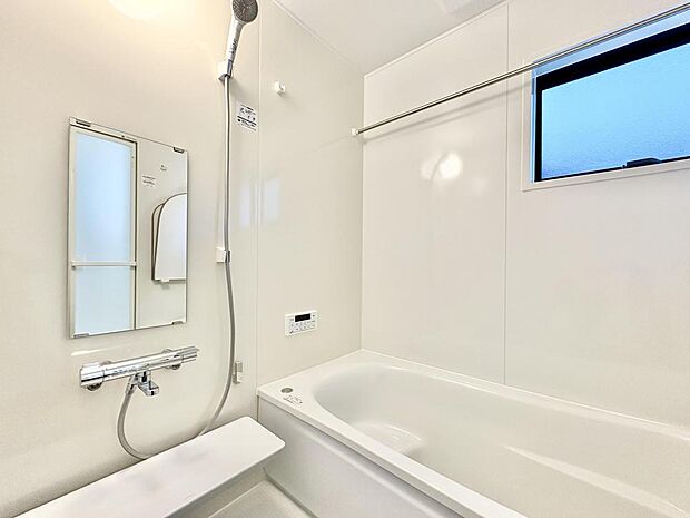 清潔感あるバスルーム。ゆっくりと湯船に浸かり、一日の疲れを癒やしていただけます。