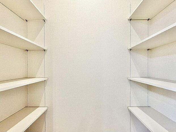 パントリーが備え付けられています。食料品や日用品のストック品を収納するスペースとして便利です。