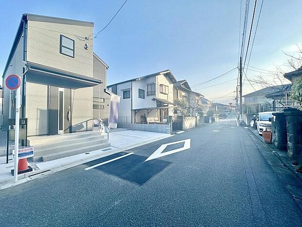 敷地と前面道路に高低差が少なく、ベビーカーや自転車をご利用の際もスムーズに移動していただけます。