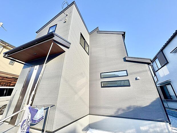 明るい陽光が降り注ぐ2階建ての住まい。各居室の日当たりや設備・仕様など、ぜひ現地にてご確認ください。