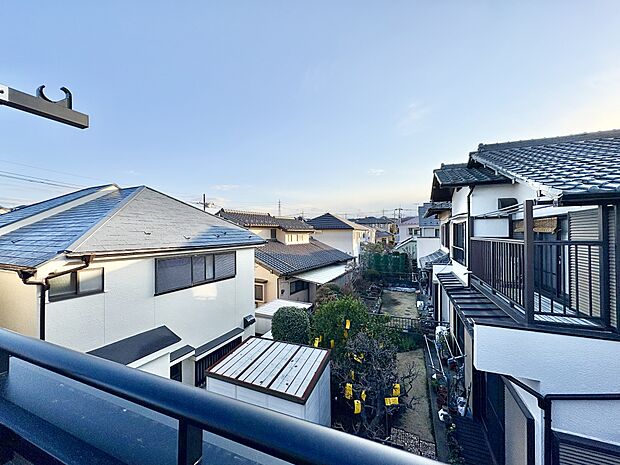 前面に高い建物がないため、青空が広がり開放感ある眺望を楽しむことができます。