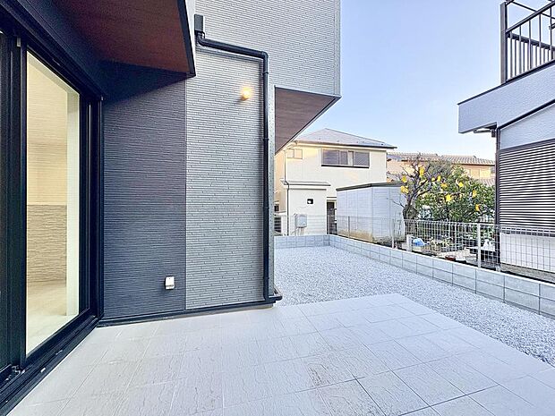 気候の良い時期は外で食事をしたり、バーベキューを楽しむことができるテラスです。