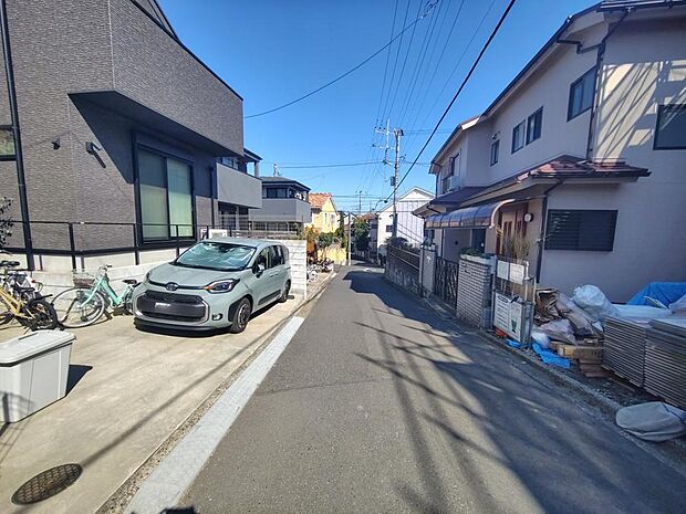 前面道路はアスファルト舗装されています。自転車の走行や、ベビーカーを押して外出する際も快適です。