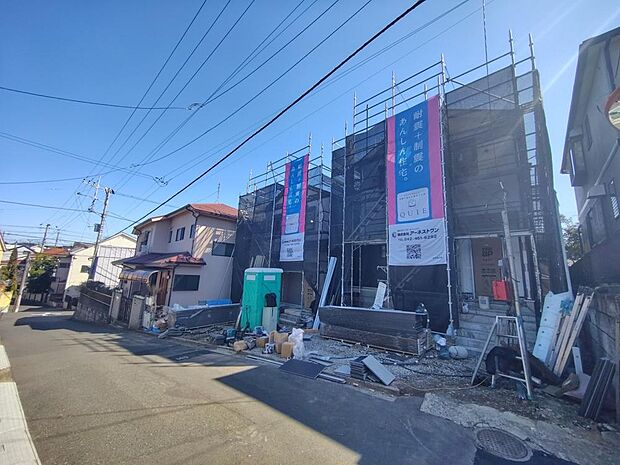 前面道路はアスファルト舗装されています。自転車の走行や、ベビーカーを押して外出する際も快適です。