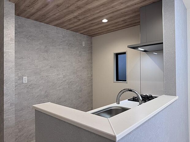 清潔感のあるキッチンスペース。ご家族の笑顔を想像しながら、楽しく調理ができそうです。