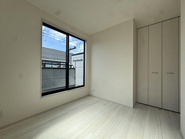 バルコニーに面した洋室。陽光差し込む明るい空間で、のんびりと過ごすことができそうです。