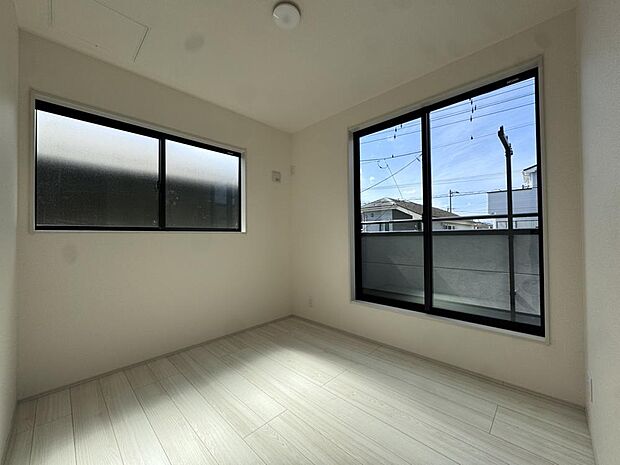 2面採光のため、日当たり・通風良好。快適な空間は、お子様の学習も捗りそうです。