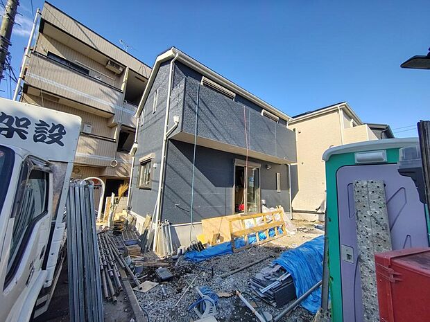 周辺は、低層住宅が建ち並ぶ閑静な住宅街です。緑豊かな住環境で落ち着いた暮らしが叶います。