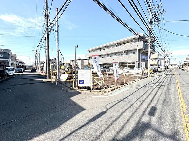 前面道路はアスファルト舗装されています。自転車の走行や、ベビーカーを押して外出する際も快適です。