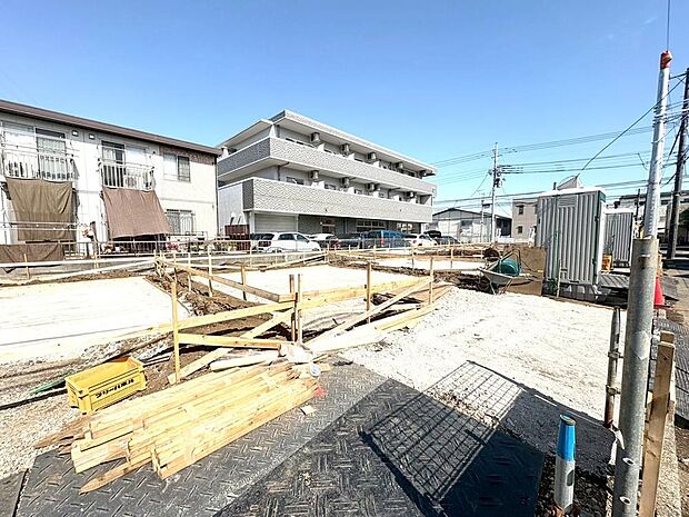 スーパーなどの買い物施設も近くに揃い、快適ライフを彩るロケーションです。