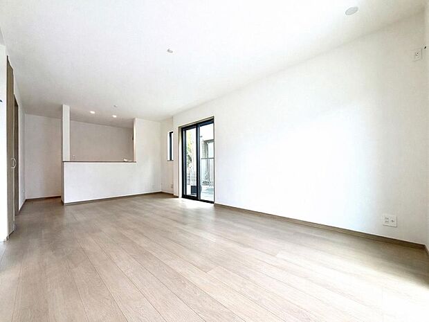 自然と笑顔が溢れるLDKです。お好きな小物や写真を飾り、お住まいづくりをお楽しみください。