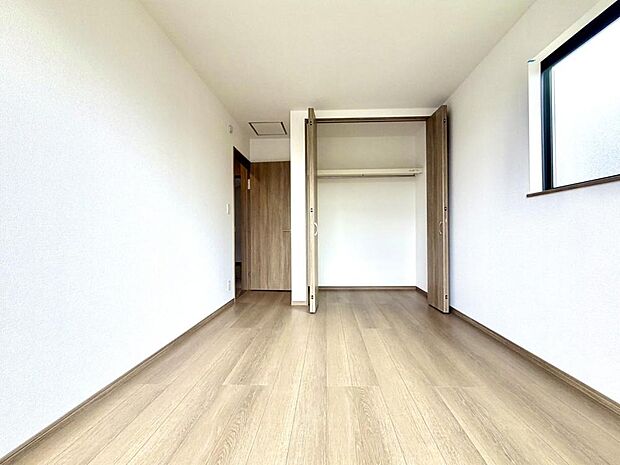 窓から自然光が差し込みます。プライベートな時間も心地よく過ごせそうです。