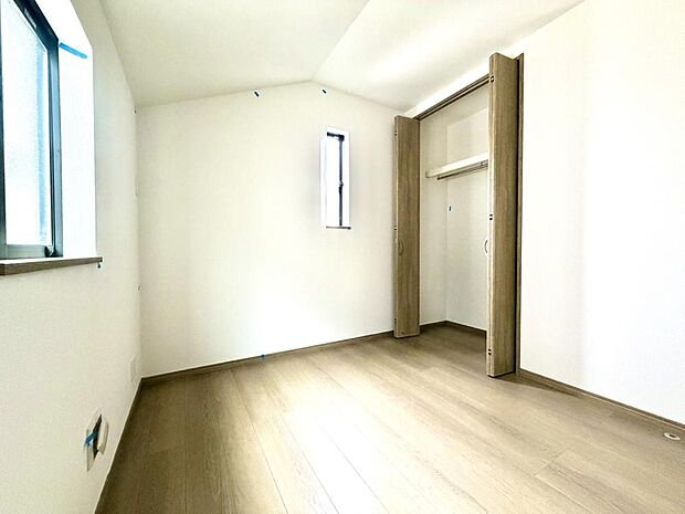 フローリングのためお手入れも簡単。明るくさわやかな空間は、お子様の学習も捗りそうです。