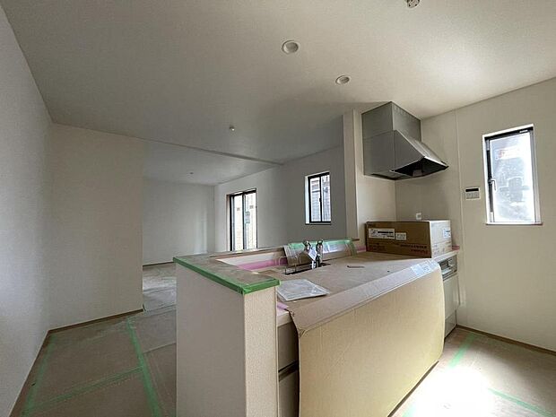 新しいお住まいのキッチンで、休日は家族でお料理を楽しむ時間が増えそうです。