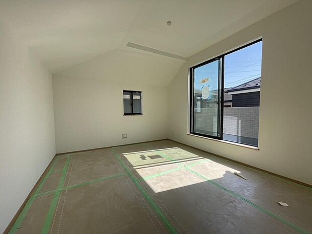 窓から自然光が差し込みます。プライベートな時間も心地よく過ごせそうです。