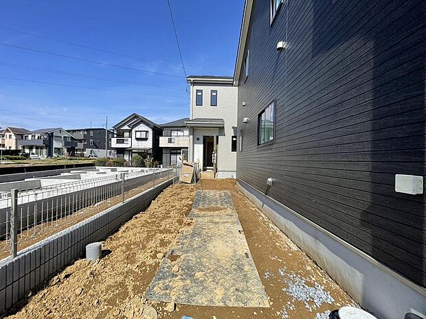 カースペースは2台分が確保されています(車種による)。セカンドカーの所有も検討可能です。