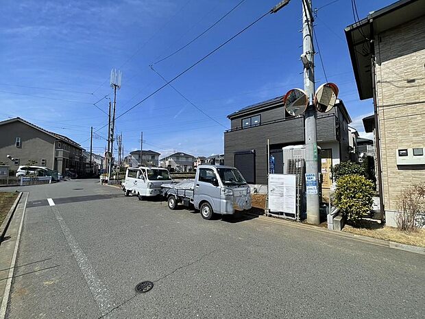 敷地と前面道路に高低差が少なく、ベビーカーや自転車をご利用の際もスムーズに移動していただけます。