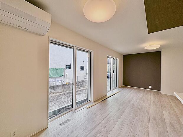 どのような家具を置きたいか、どのようなテイストにしたいかなど、ご家族で相談しながらご見学ください。