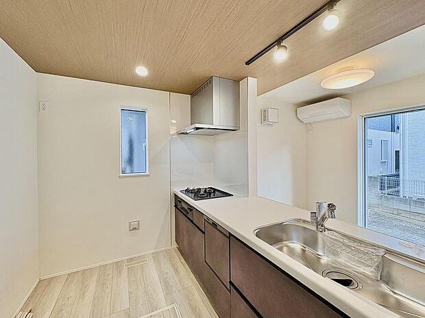 新しいお住まいのキッチンで、休日は家族でお料理を楽しむ時間が増えそうです。