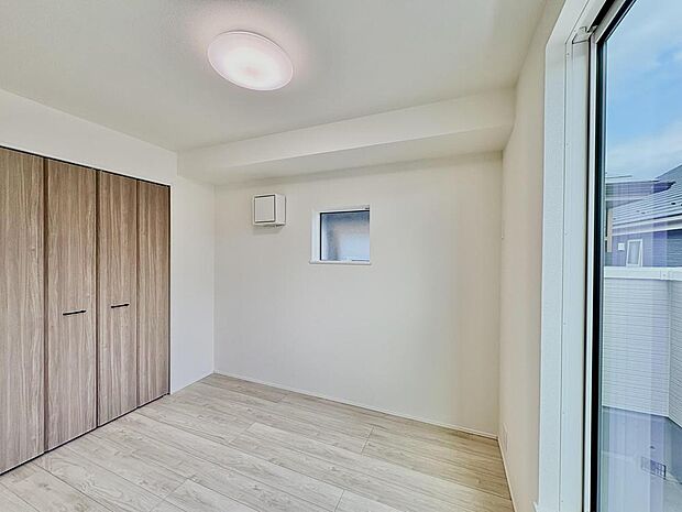 クローゼットが備え付けられているため、スペースを有効的に使えます。