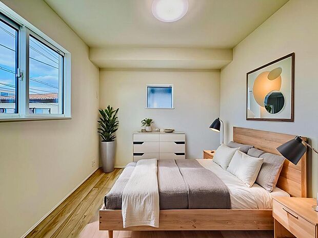 腰高窓のため家具を配置しやすく、お部屋作りの幅が広がりそうです。※実写画像にバーチャルホームステージングで家具を設置した完成予想です。家具の設置には別途費用が発生いたします。