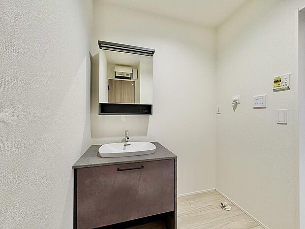 清潔感がある空間は、朝の身支度も気持ちよく行えそうです。