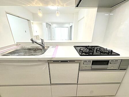 綺麗なキッチンは家事も捗りそうです。ぜひお子様と一緒に、お料理やお菓子作りを楽しんでください。