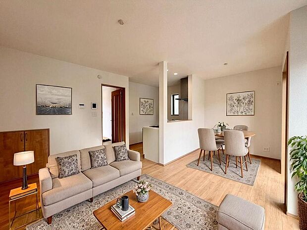 ご家族がお互いの存在を感じながら、思い思いの時間を過ごせる空間です。CG加工済み