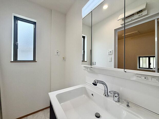 メイクやヘアセットがしやすそうな洗面台が設置されています。