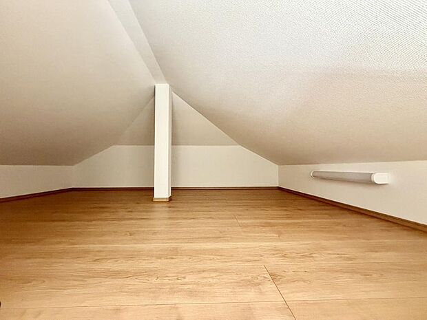 収納スペース付きで、生活感の出やすい場所もすっきり片付きそうです。