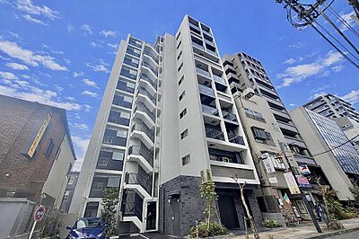 外観:「現地外観写真」青空に映える、モダンで洗練された佇まいの都市型マンション。RC造で、耐震性・耐火性に優れた、安心して暮らせる構造です。 外観:「現地外観写真」青空に映える、モダンで洗練された佇まいの都市型マンション。RC造で、耐震性・耐火性に優れた、安心して暮らせる構造です。