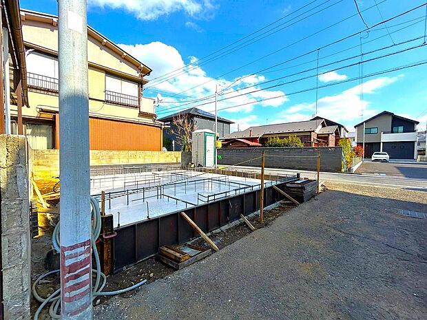 周辺は、低層住宅が建ち並ぶ閑静な住宅街です。緑豊かな住環境で落ち着いた暮らしが叶います。