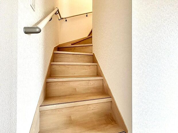 階段には、昇り降りをサポートしてくれる手すりが設置されています。