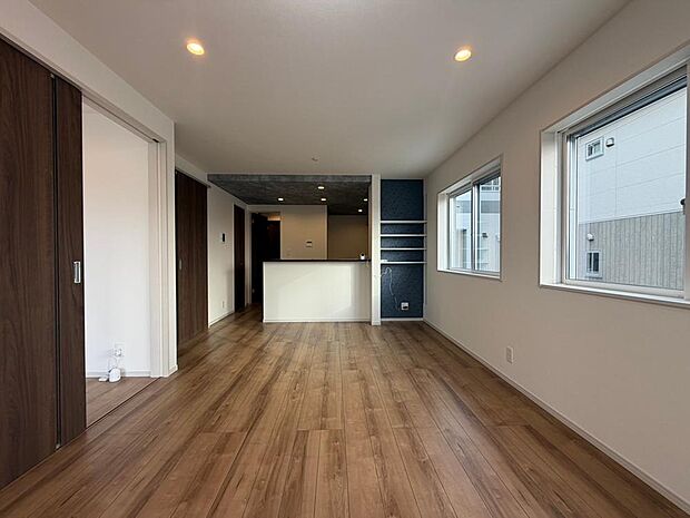 2面採光で明るく風通しのよいLDKです。心地よく広々とした空間は、ご家族の会話も自然と弾みそうです。