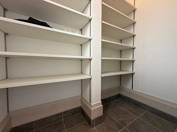 シューズクローゼットは扉がないオープンタイプで、履き物の出し入れがしやすいです。