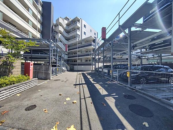 マンションの敷地内駐車場です。サイズ制限・最新の空き状況等、お気軽にお問い合わせください。