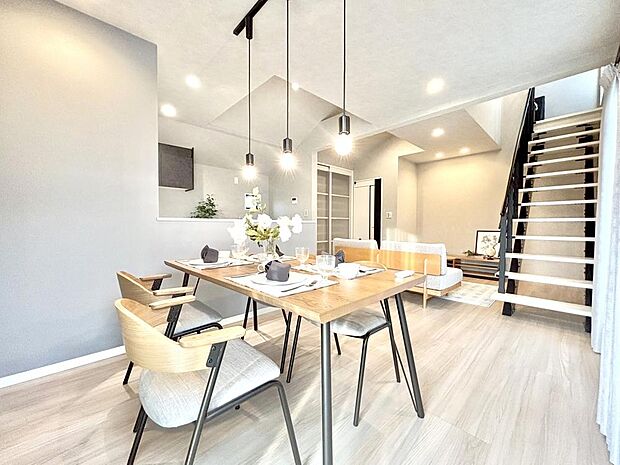 ご家族の思い出を紡ぐリビング。さわやかで心地よい空間は、ご家族が自然と集まります。