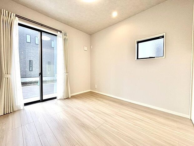 様々なテイストのインテリアと相性の良い、シンプルな内装です。お好みのお部屋作りが楽しめます。