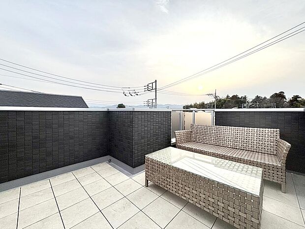 テーブルや椅子を配置して、寛ぎのスペースとしても利用可能。おうち時間の楽しみが広がりそうです。