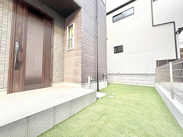 お家時間の楽しみが広がる庭スペース。植栽やお子様が遊ぶ様子を眺めながら、休日のひと時を過ごせます。